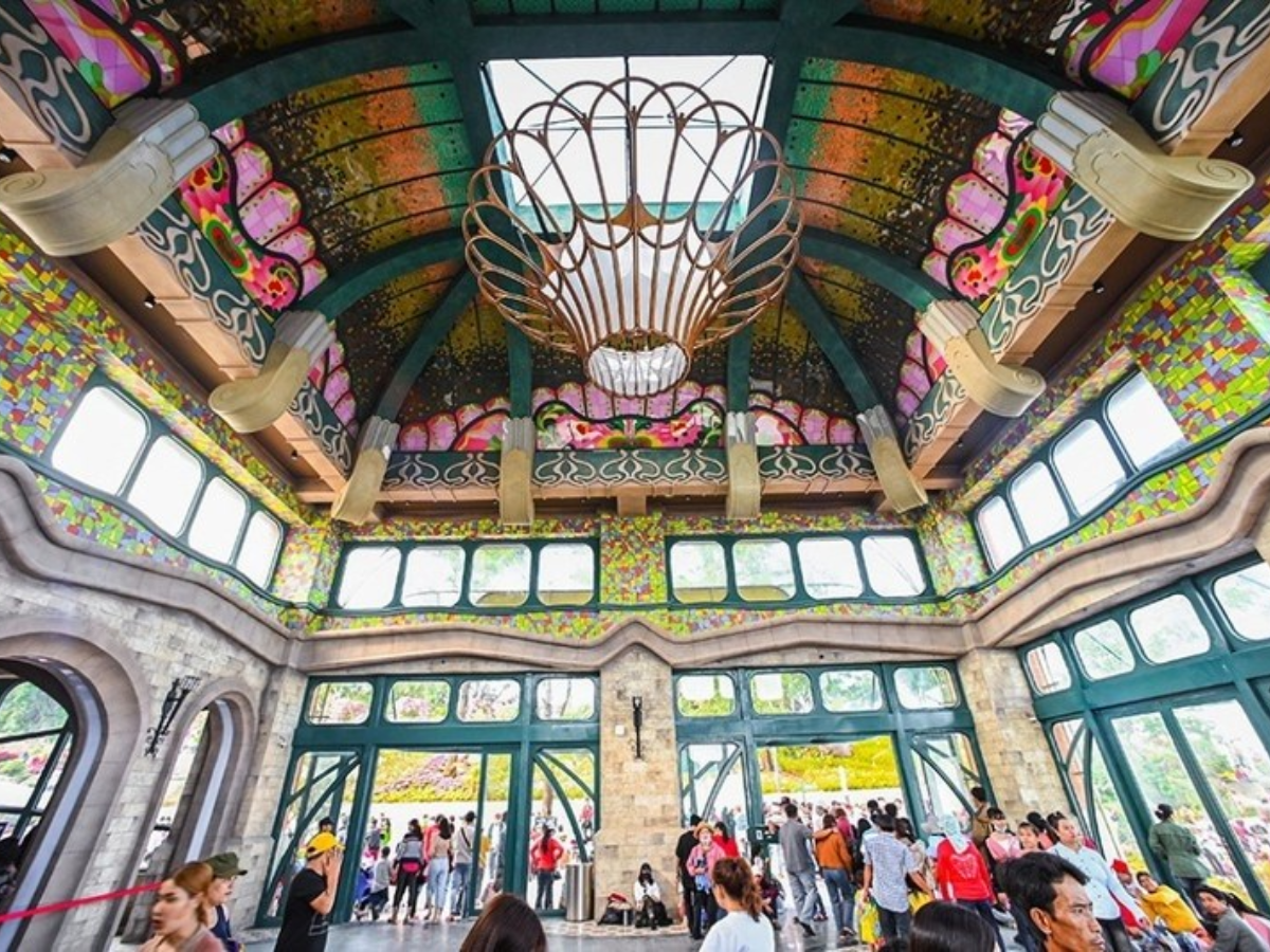 Nhà ga Bà Đen là một trong những tọa độ check-in nổi bật tại khu du lịch