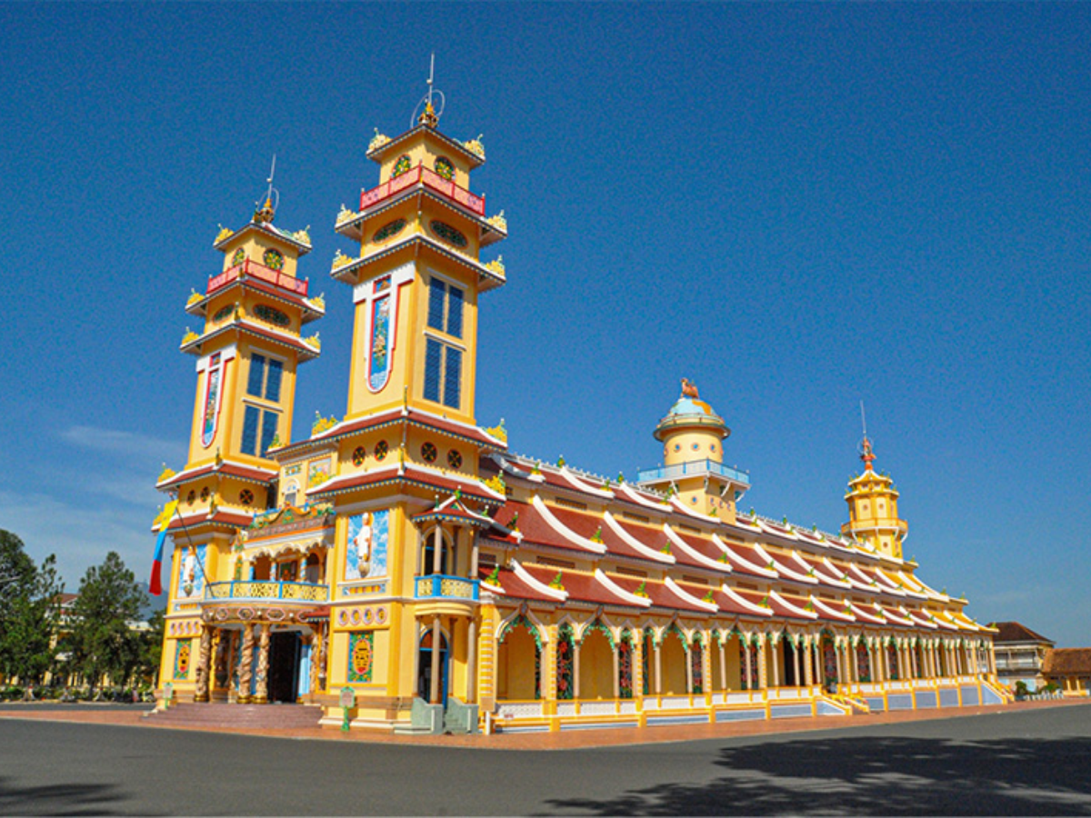 Nhiều du khách checkin kiến trúc độc đáo tại Tòa Thánh Cao Đài