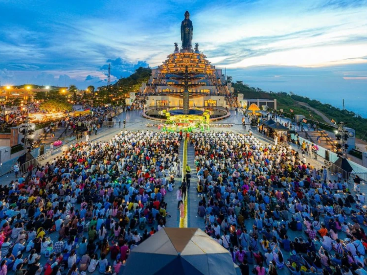 Nhiều du khách ghé thăm Núi Bà Đen