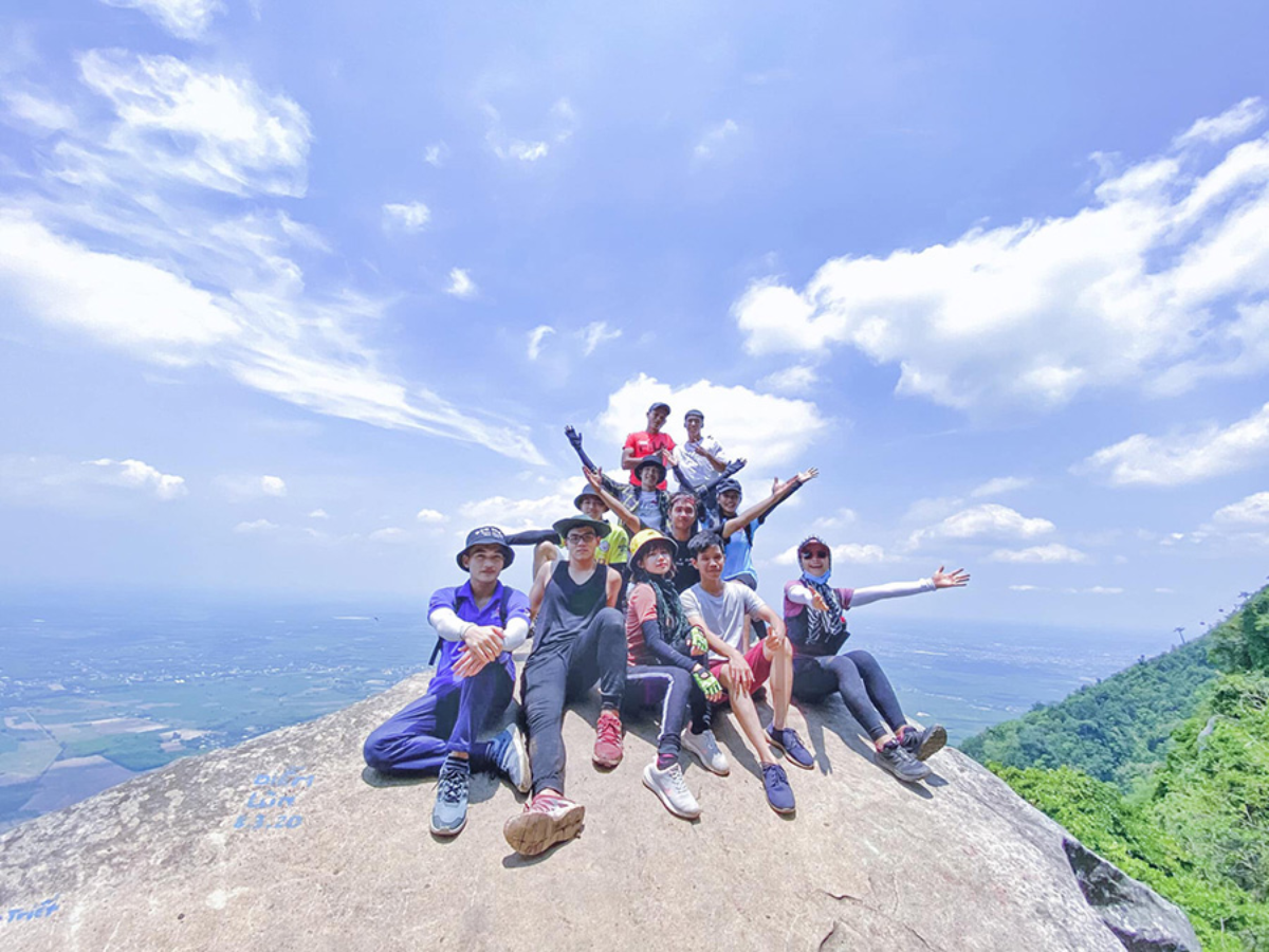 Các hoạt động ngoài trời nên mang theo giày thể thao, mũ nón, kính râm