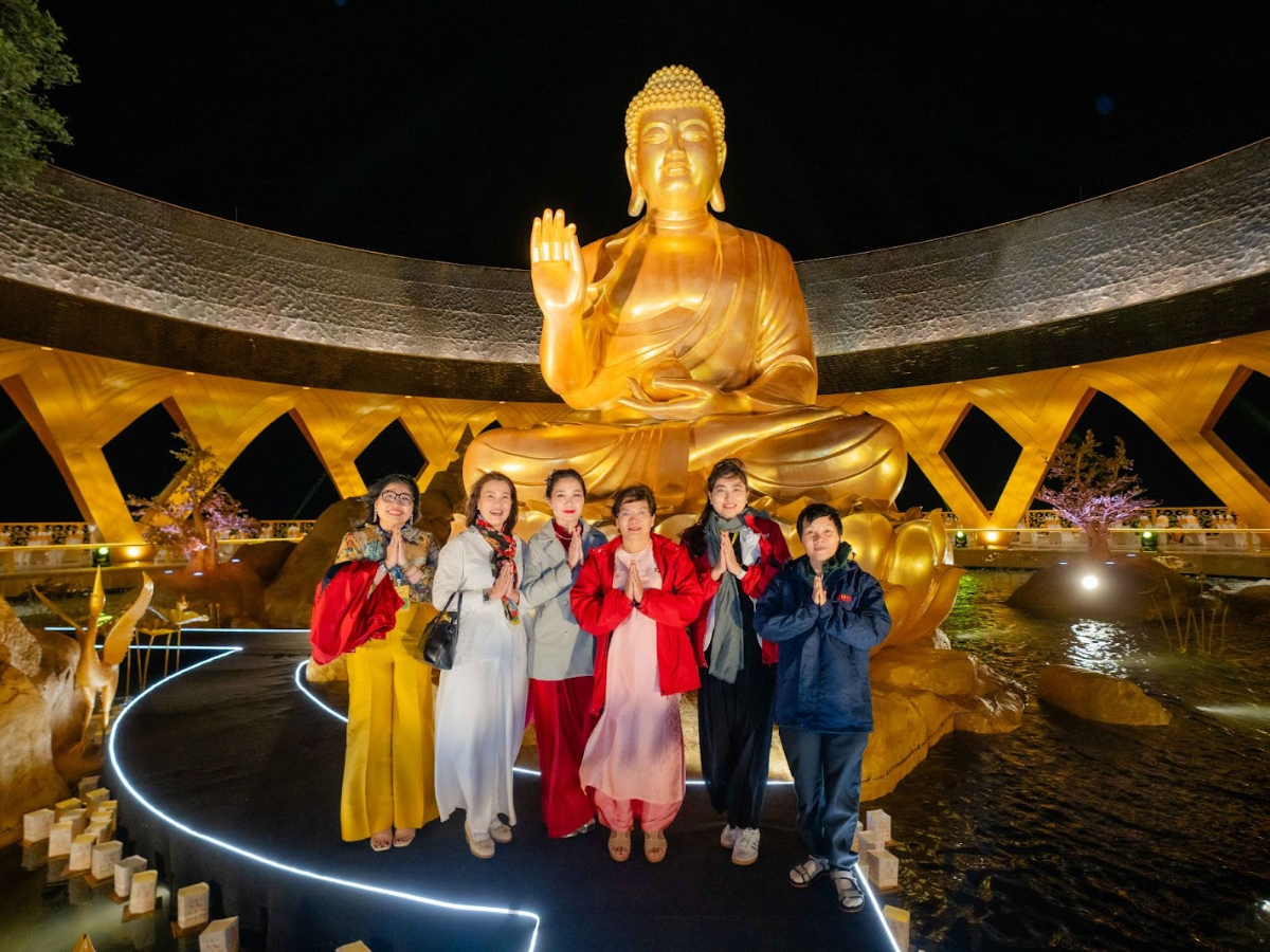 Phật tử đảnh lễ và chiêm bái tôn tượng Câu Na Hàm Mâu Ni