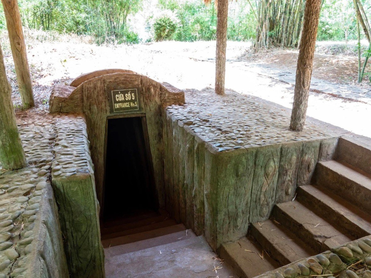 Địa đạo Củ Chi là một trong những di tích lịch sử nổi tiếng thu hút đông đảo du khách