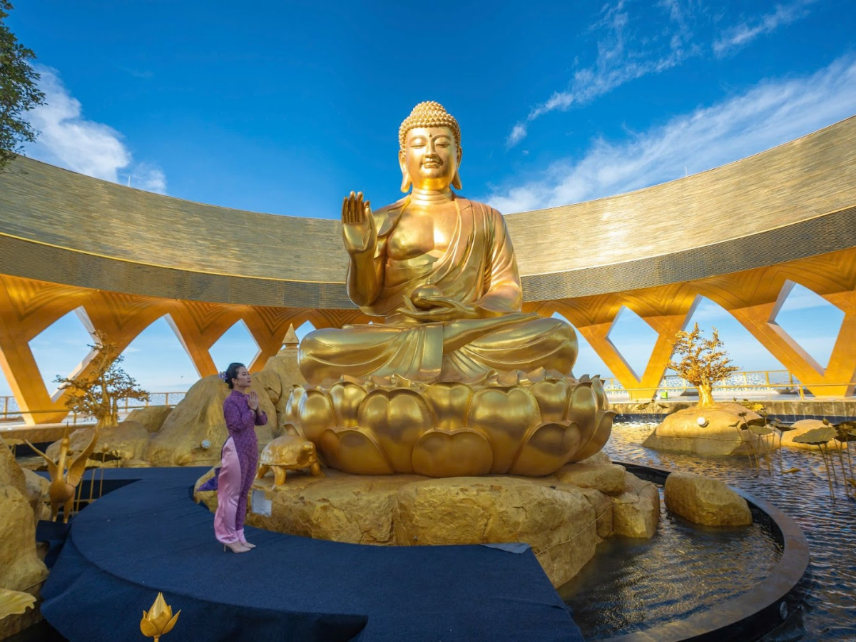 Phật tử chiêm bái Tôn tượng Đức Phật Câu Na Hàm Mâu Ni