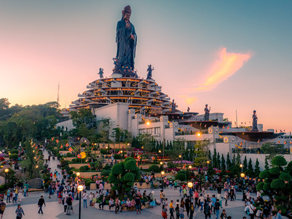 Tây Ninh thu hút lượng lớn du khách đến tham quan
