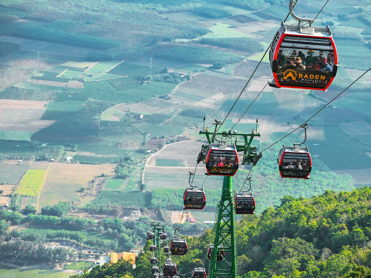 Hệ thống cáp treo mang đến tầm nhìn toàn cảnh đồng bằng Tây Ninh