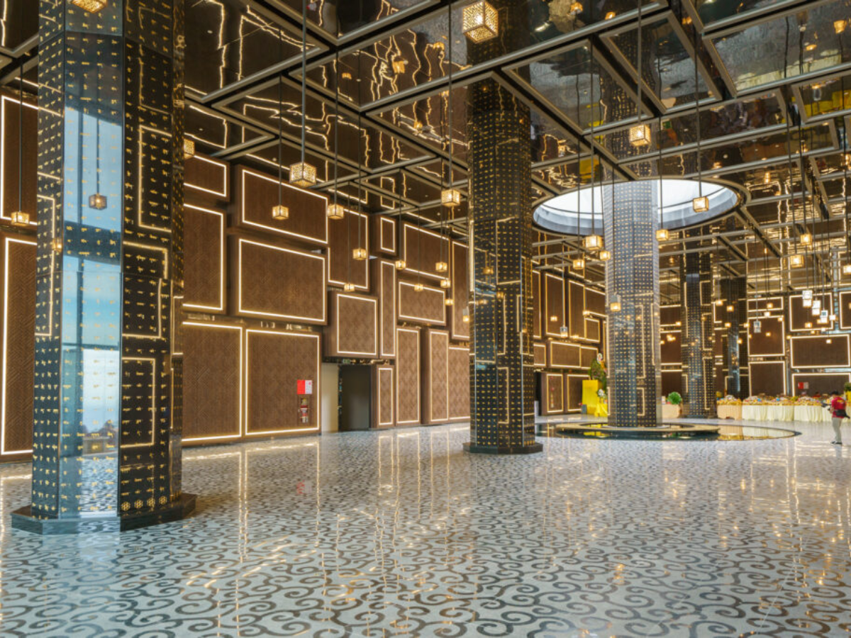 Những dòng kinh khắc trên trụ chứa đựng thông điệp sâu sắc về trí tuệ, chánh niệm và sự giác ngộ trong Phật giáo