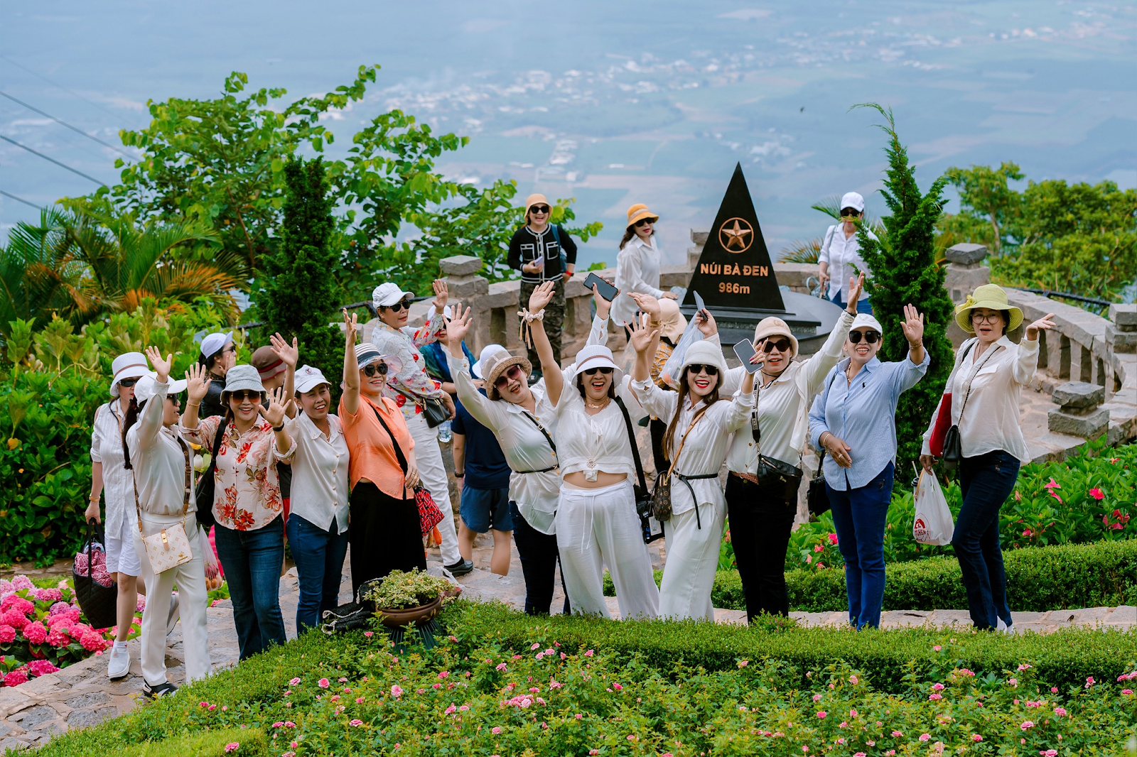 Du khách tham quan đỉnh núi Bà Đen.