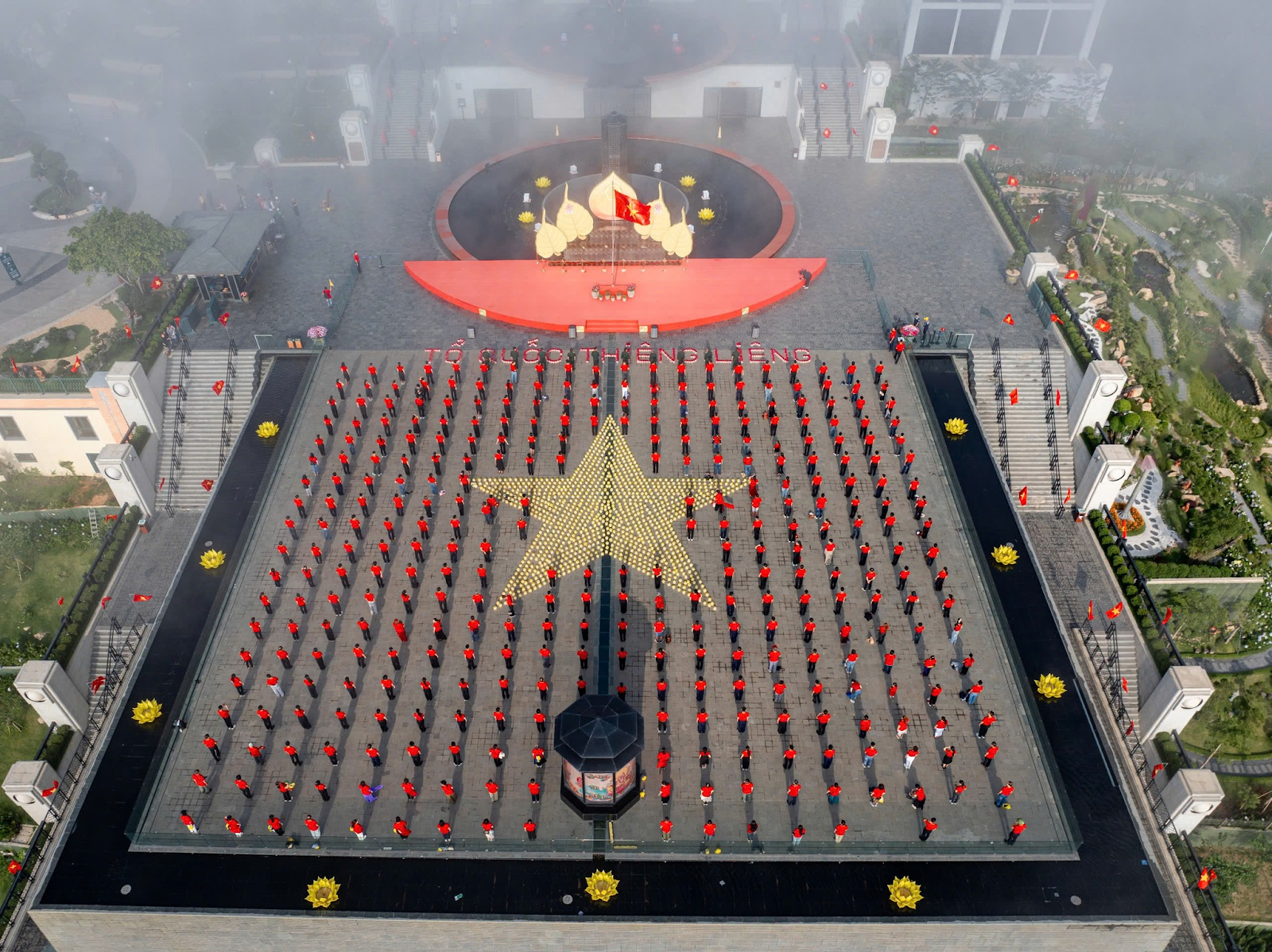 Khung cảnh trang nghiêm hùng vĩ trên đỉnh núi Bà Đen dịp lễ 30/4.