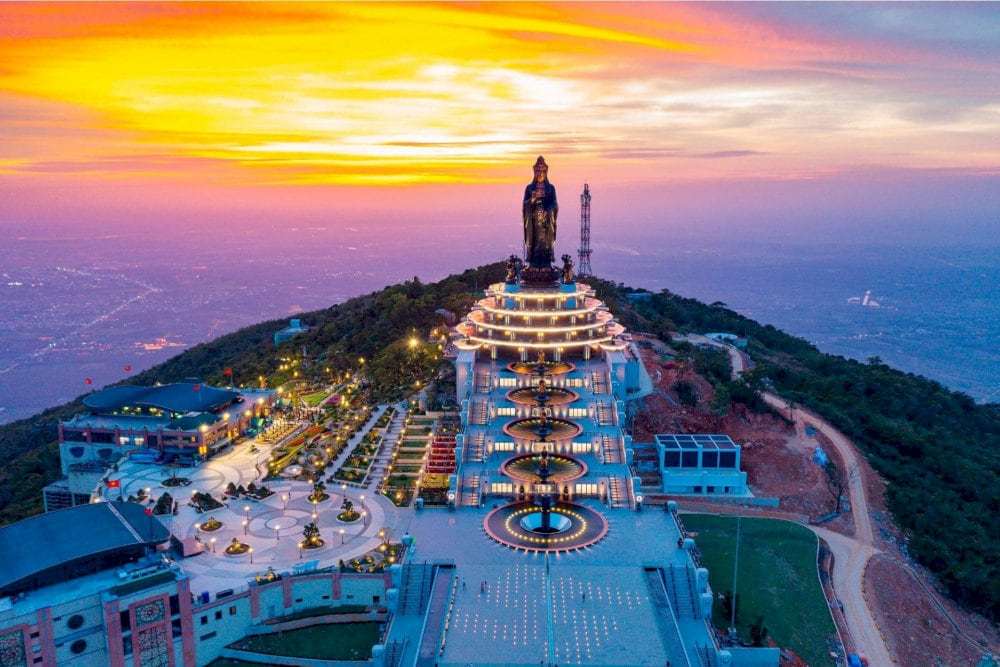 Núi Bà Đen từ lâu đã trở thành trung tâm hành hương lớn của khu vực miền Nam.