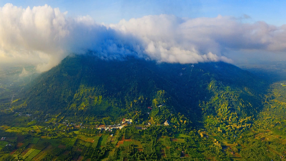 Núi Chứa Chan là điểm đến hấp dẫn cho những ai yêu thích trekking và khám phá thiên nhiên.