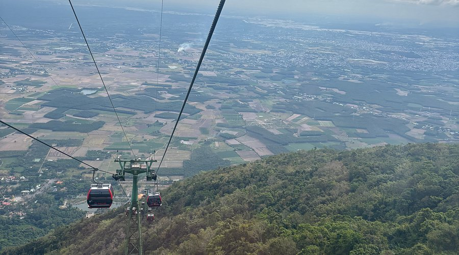 Hệ thống cáp treo để lên đỉnh núi giúp du khách chiêm ngưỡng cảnh quan thiên nhiên rộng lớn và tận hưởng không khí trong lành.