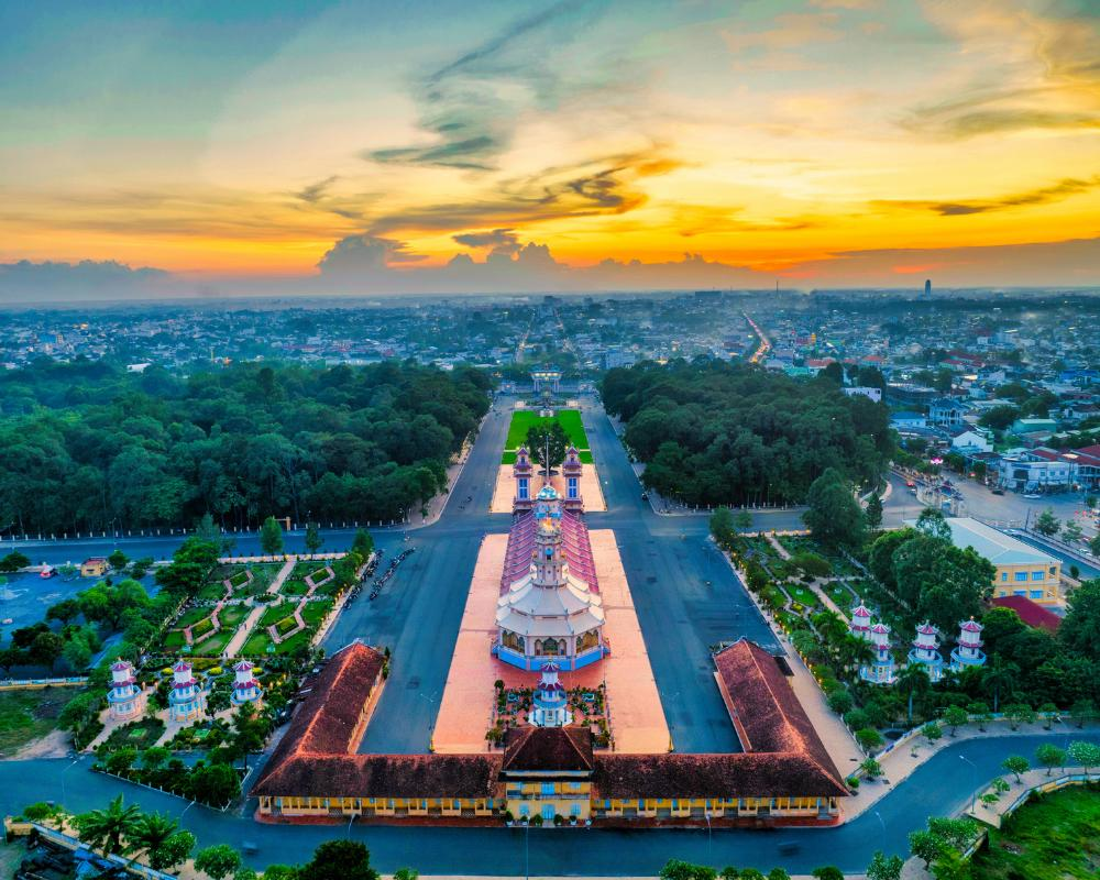 Tòa Thánh Cao Đài Tây Ninh là trung tâm của đạo Cao Đài – một tôn giáo đặc trưng của Việt Nam.