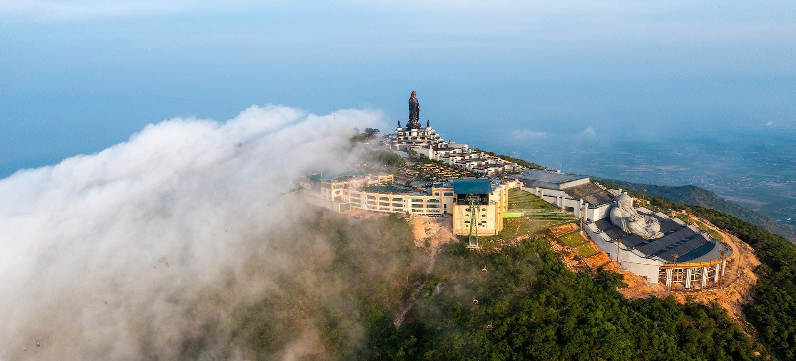 Khu du lịch Núi Bà Đen được đầu tư hệ thống cáp treo hiện đại giúp du khách dễ dàng lên đỉnh núi để chiêm bái các công trình Phật giáo.