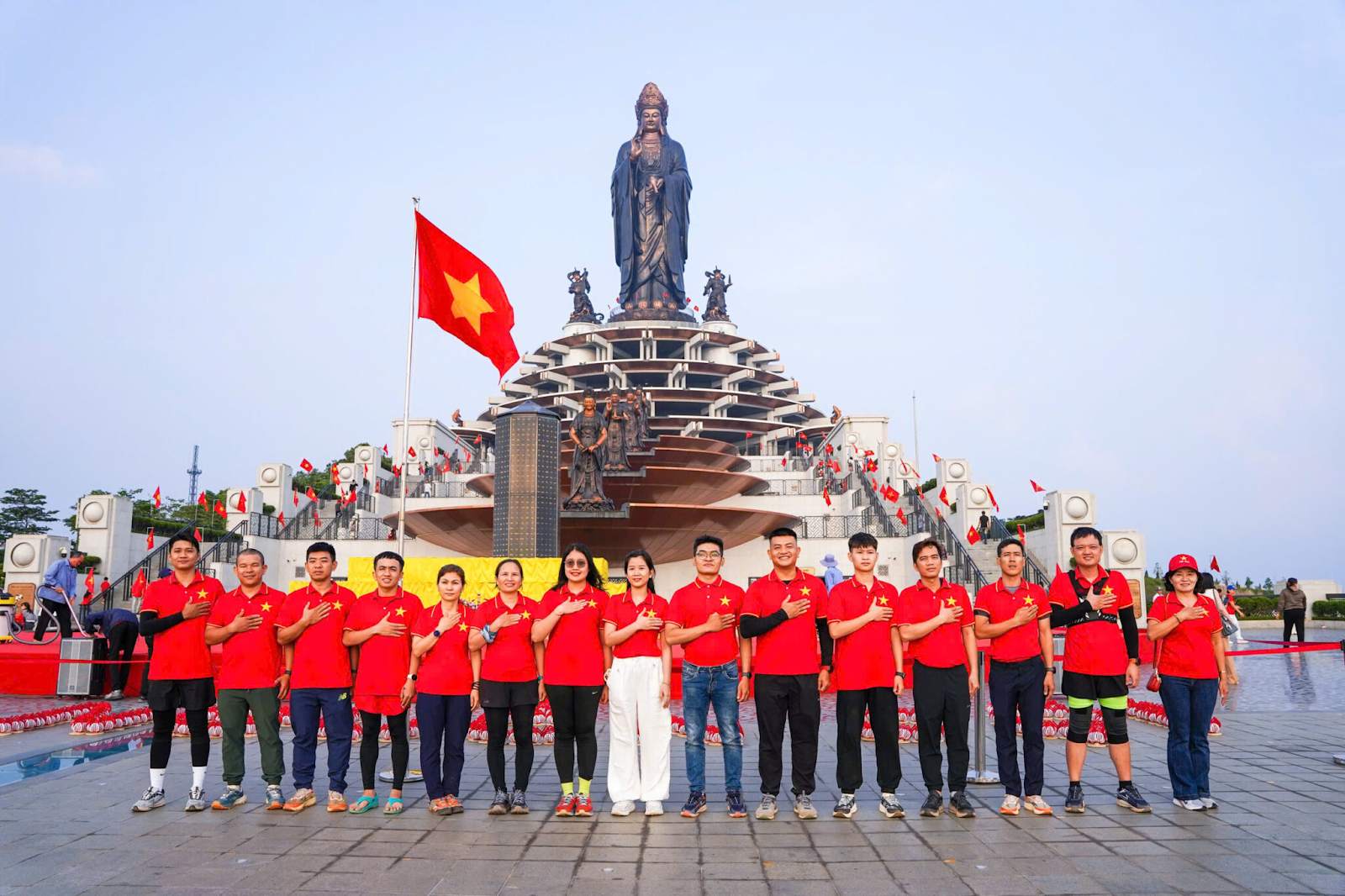 Lễ thượng cờ thường được tổ chức trên đỉnh núi Bà Đen vào các dịp lễ lớn trong năm để tưởng nhớ về cội nguồn.