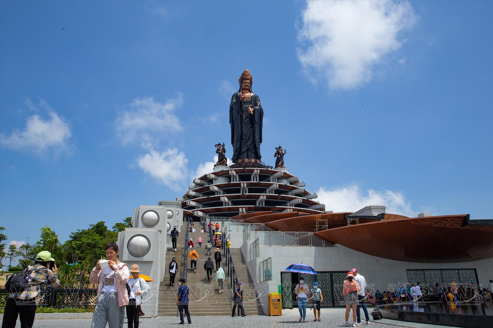 Khu quảng trường tâm linh rộng lớn trên đỉnh Núi Bà Đen – điểm check-in và hành hương nổi tiếng của du khách.