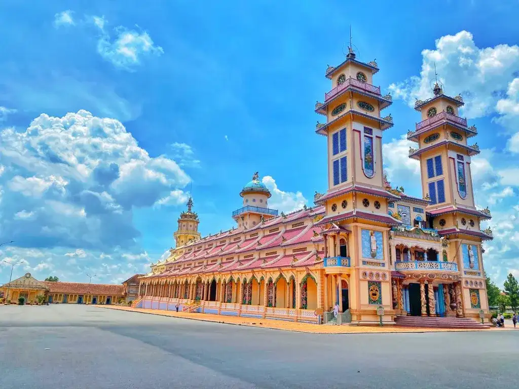 Chiêm ngưỡng kiến trúc độc đáo và các nghi lễ tôn giáo bên trong Tòa Thánh Cao Đài.