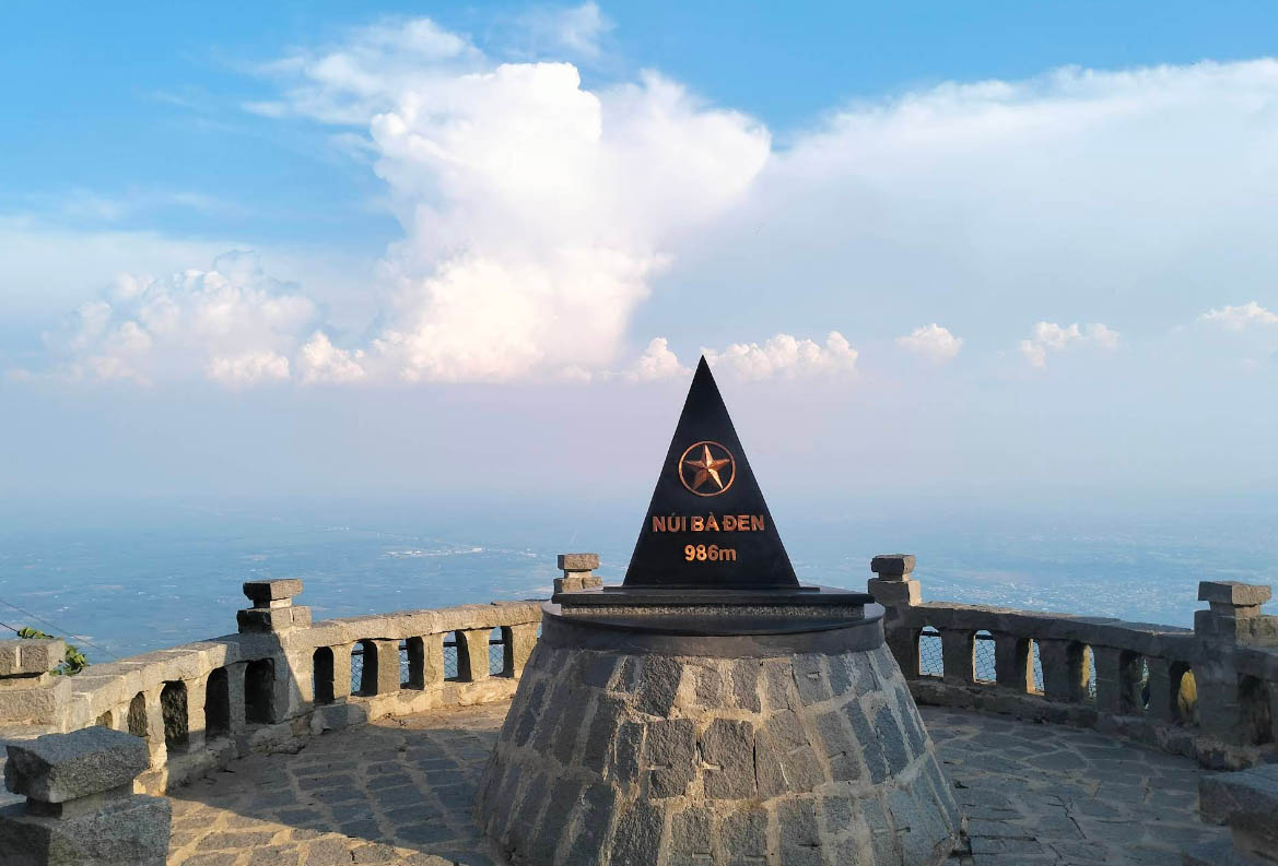 Núi Bà Đen được mệnh danh là “nóc nhà Nam Bộ” với độ cao hơn 900 m.