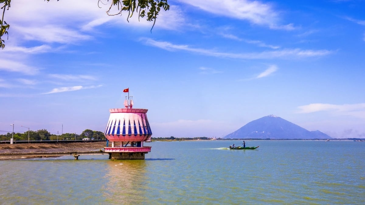 Toàn cảnh Hồ Dầu Tiếng với không gian rộng, thoáng, thích hợp cắm trại dịp lễ.