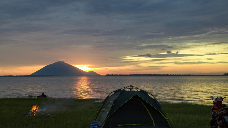 Buổi chiều muộn là lúc hồ Dầu Tiếng đẹp nhất, bạn có thể ngắm hoàng hôn ngay tại khu vực cắm trại.