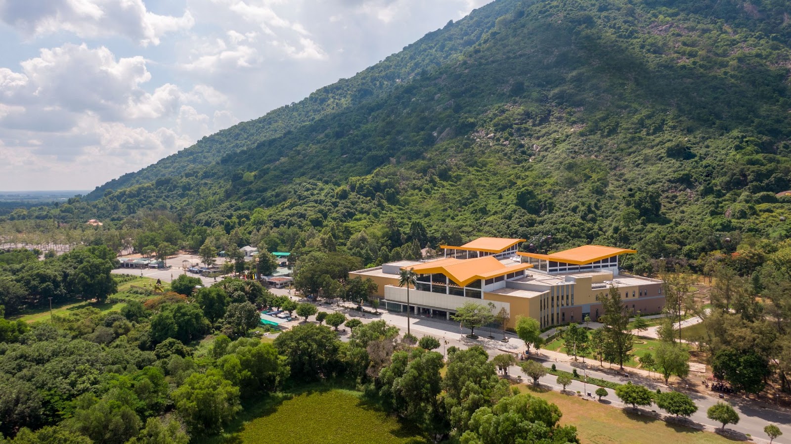 Ba Den Station is the world’s largest cable car station at Sun World Ba Den Mountain (Photo: Collected)