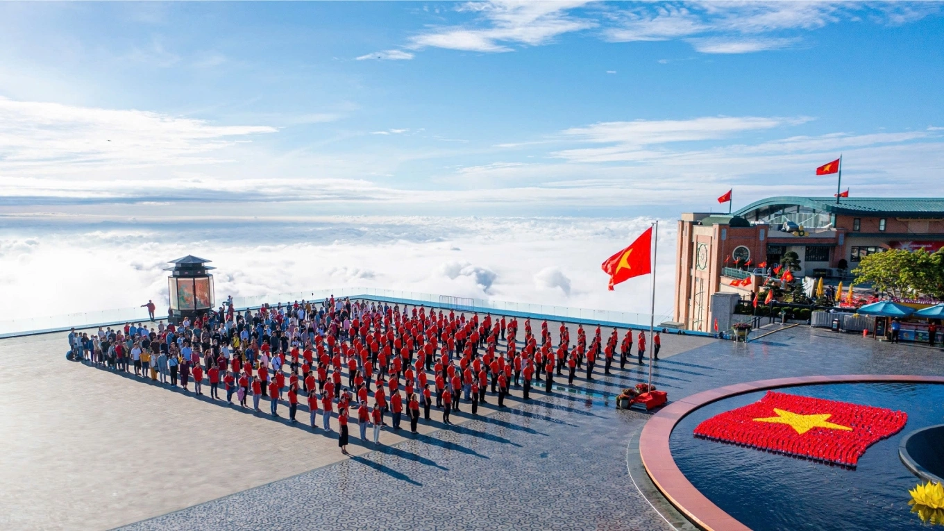 The sacred flag raising ceremony at Tay Bo Da Son Square on Ba Den Mountain (Photo: Collected)