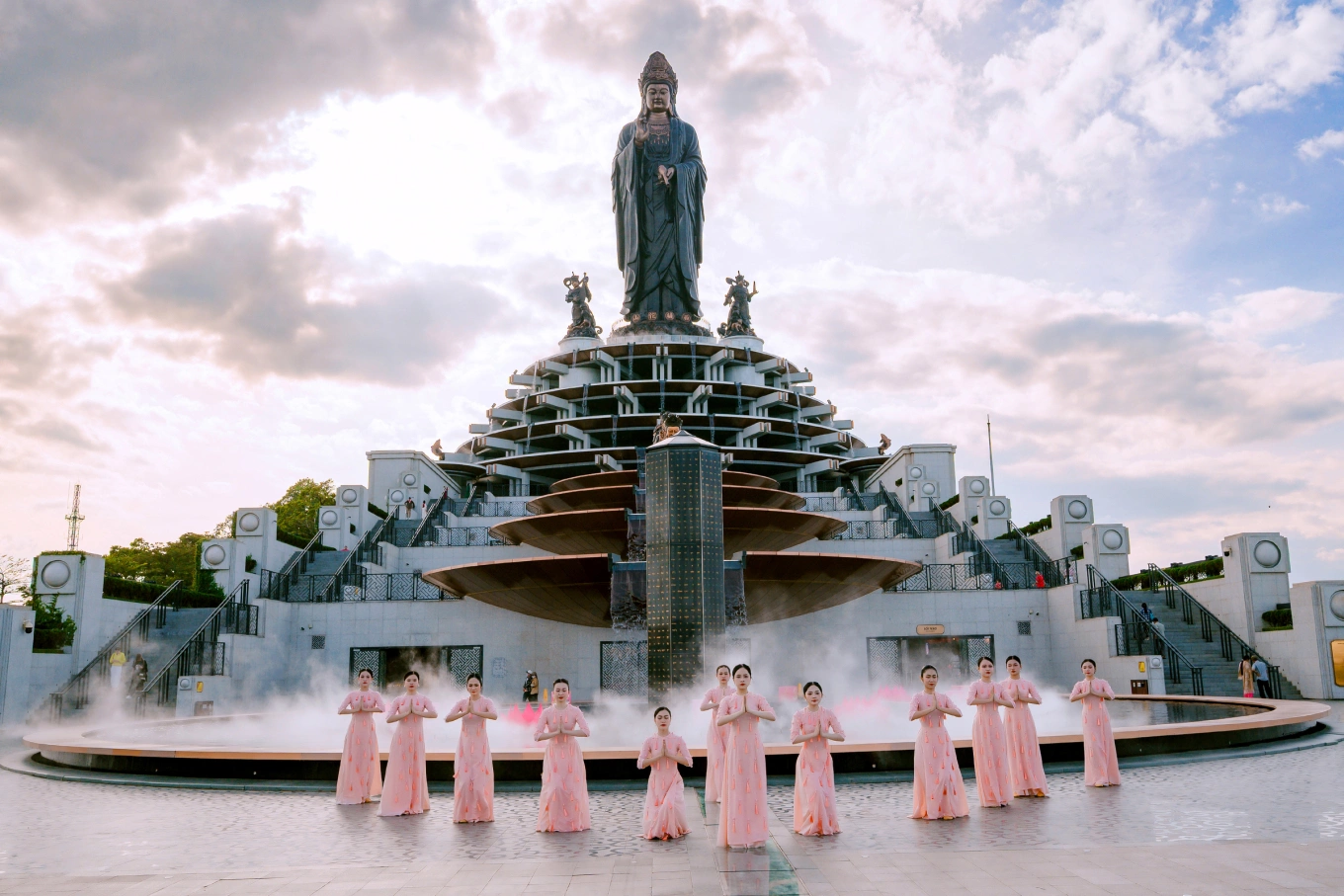 Art performances at the Buddha statue at Sun World Ba Den Mountain (Photo: Collected)
