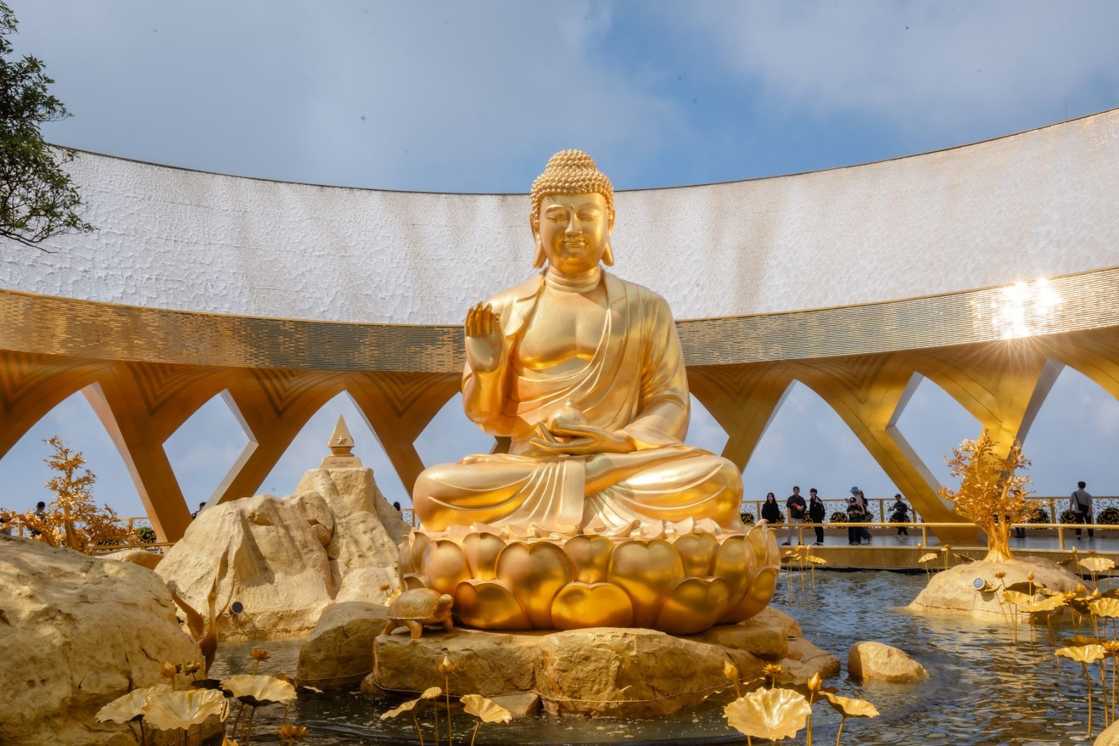 Konagamana Buddha Statue sacredly set in Udumbara Garden at Ba Den Mountain summit (Photo: Collected)