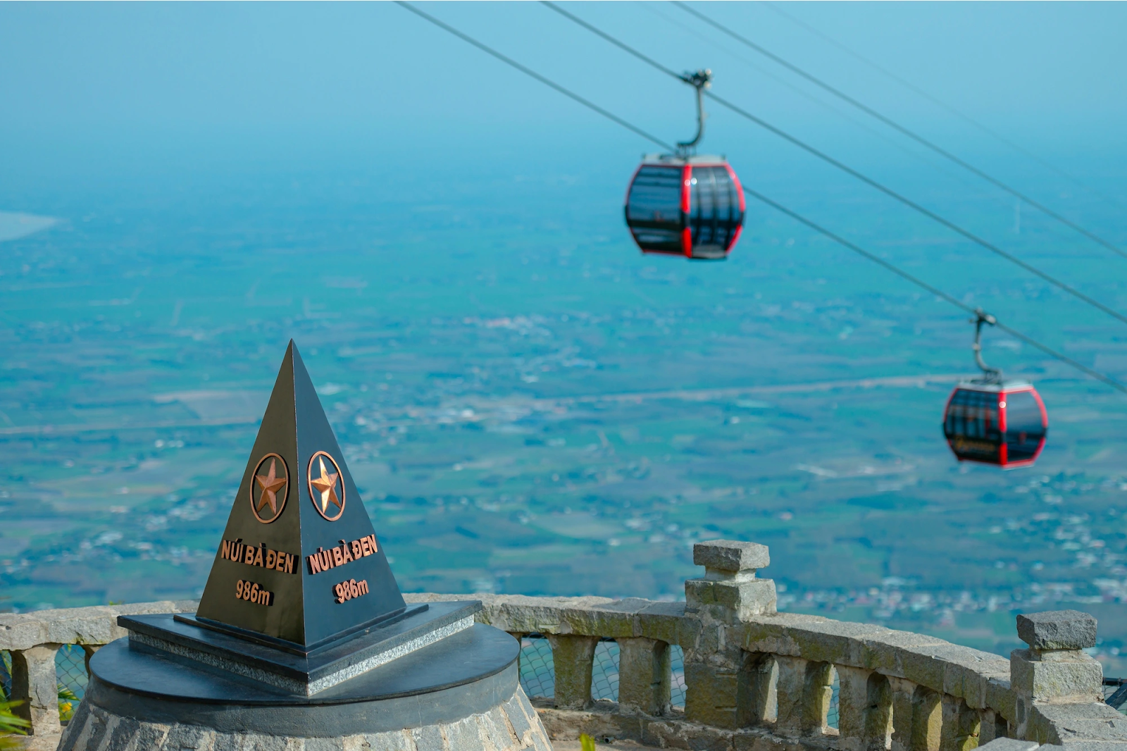 Van Son cable car takes visitors to Ba Den Mountain summit (Photo: Collected)