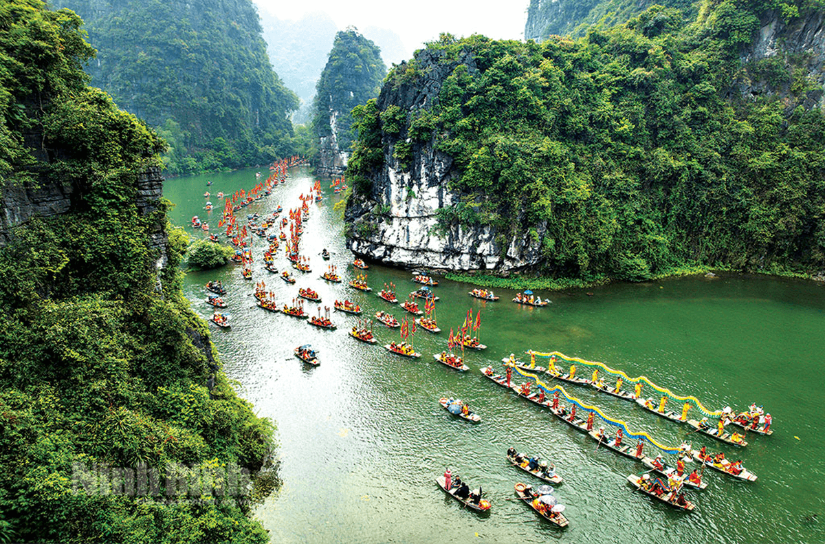 Trang An boat ride through limestone landscapes in Ninh Binh (Photo: Collected)