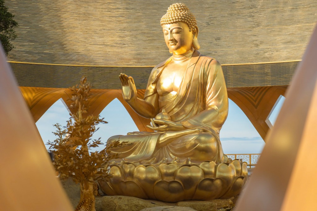 Konagamana Buddha statue at Ba Den Mountain summit (Photo: Collected)