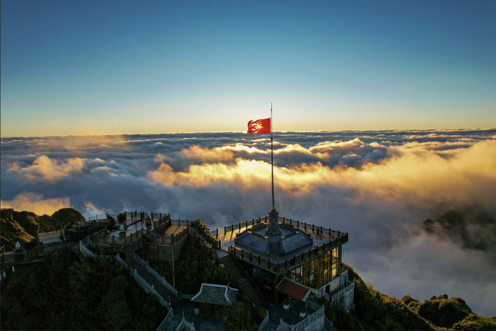 Fansipan summit rises above the clouds in Lao Cai (Photo: Collected)