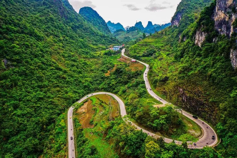 Ma Phuc Pass offers scenic mountain views in Cao Bang (Photo: Collected)