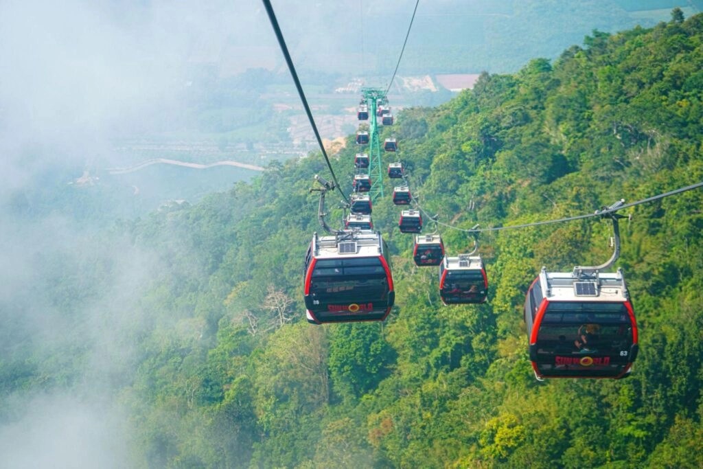 Tuyến cáp treo Chùa Hang đưa du khách từ chân núi tới khu vực quần thể chùa linh thiêng