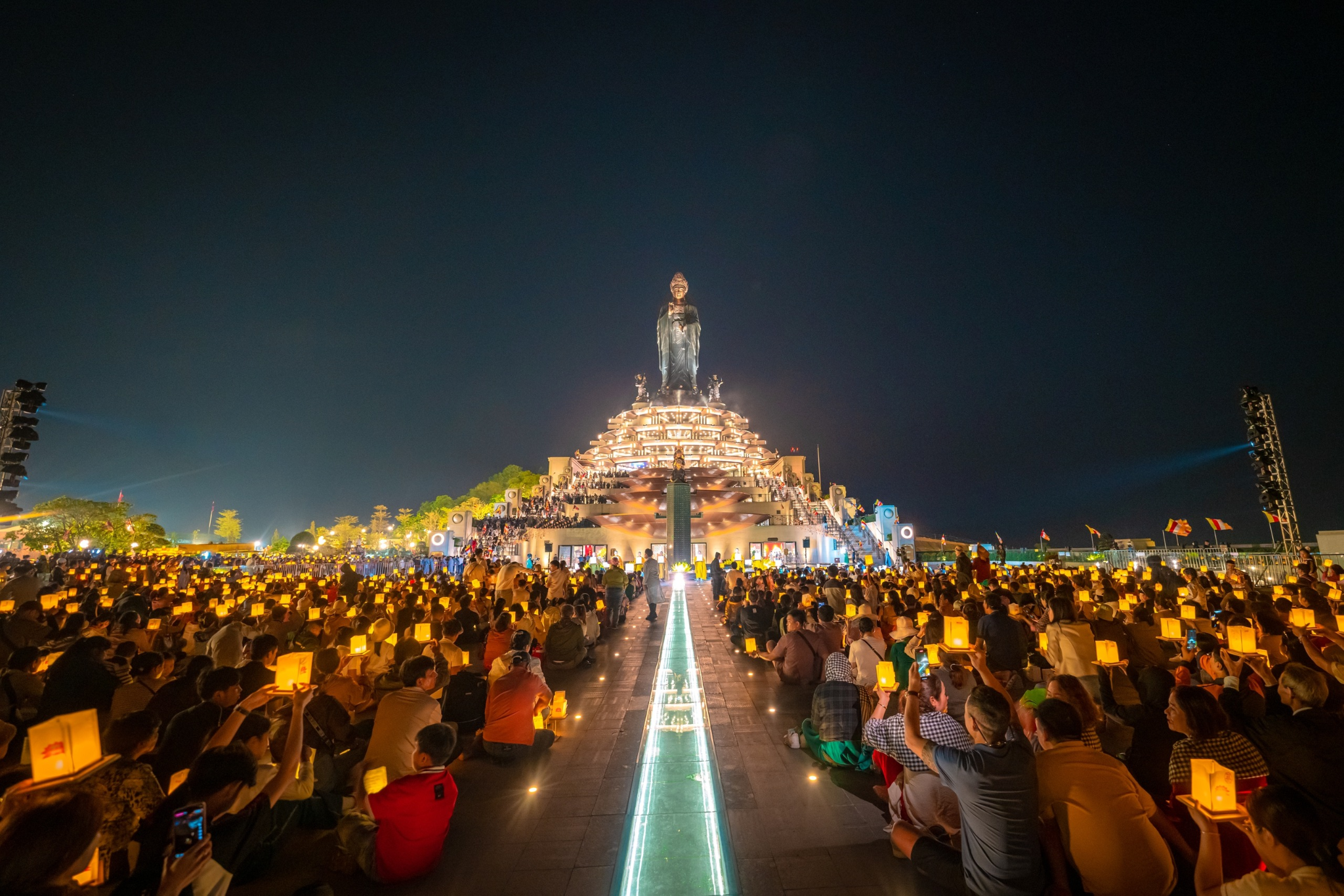 Lantern offering ceremony at Ba Den Mountain, held on Saturday evening