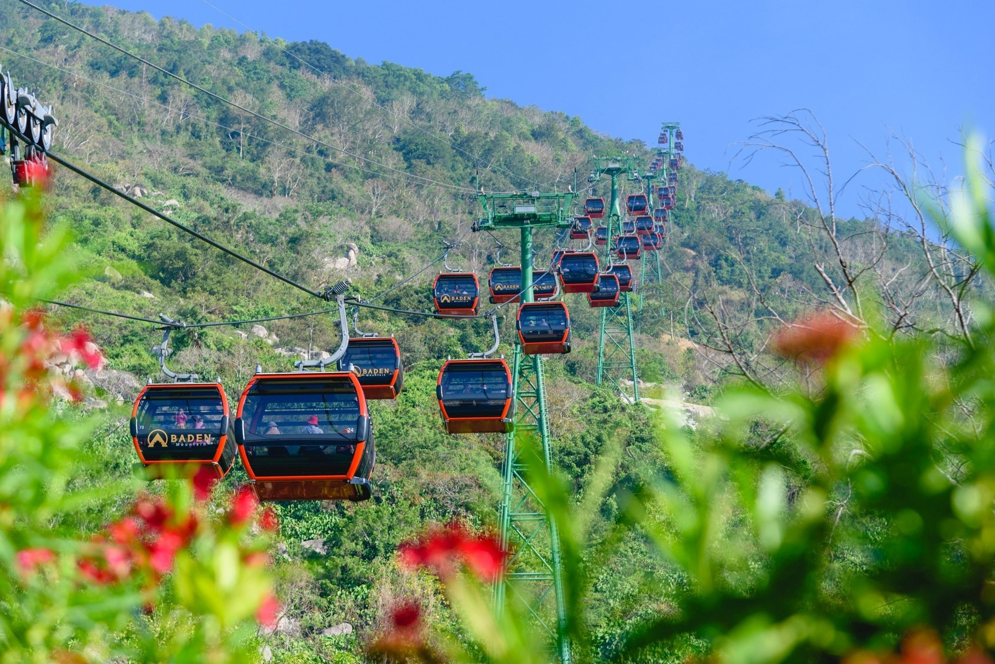 Tuyến Tâm An đưa du khách từ quần thể chùa linh thiêng tới đỉnh núi chỉ trong vài phút di chuyển