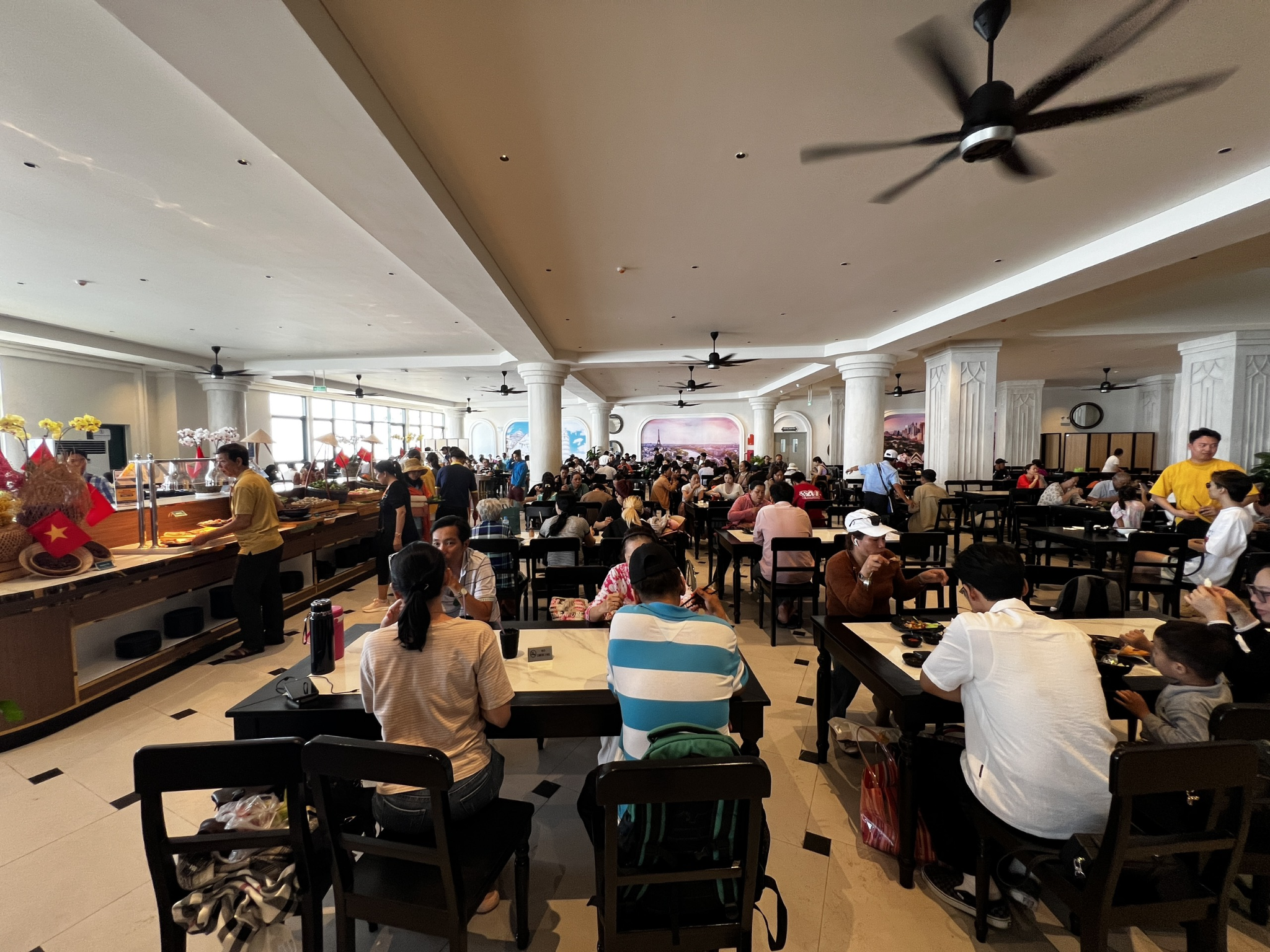 Không gian rộng rãi tại nhà hàng buffet Vân Sơn