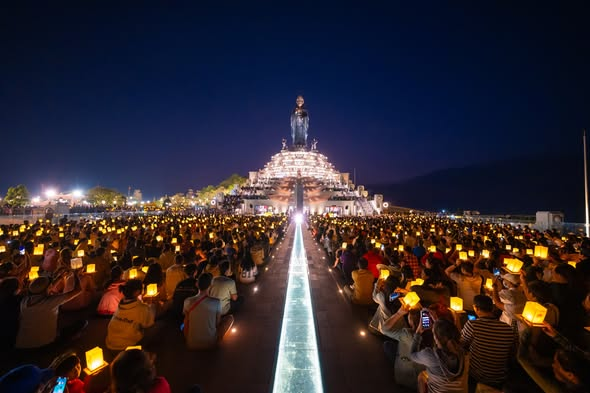 The Lantern Lighting Ceremony on Ba Den Mountain