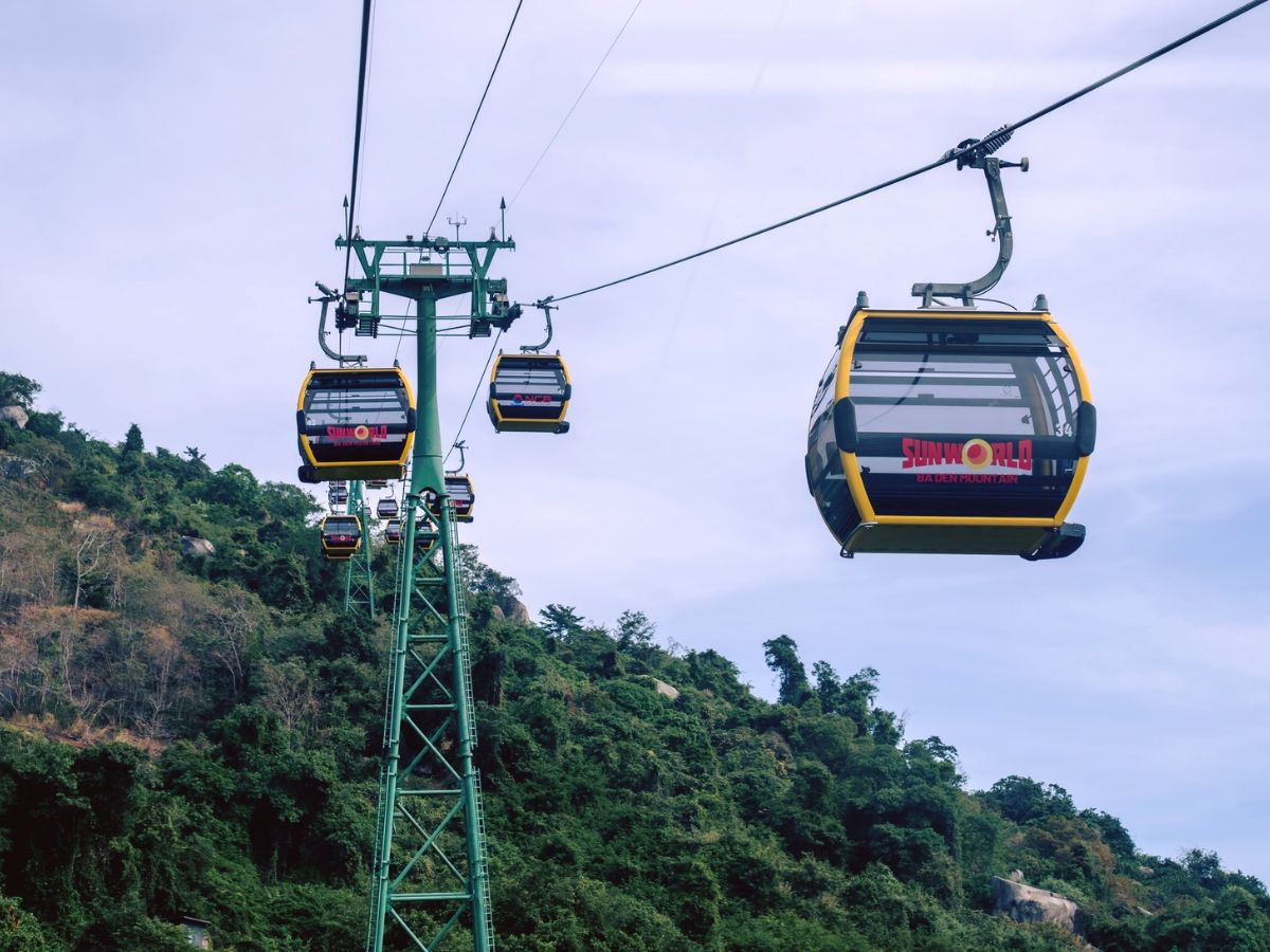 Cáp treo Chùa Hang lên khu vực chùa cổ lưng chừng núi Bà Đen.