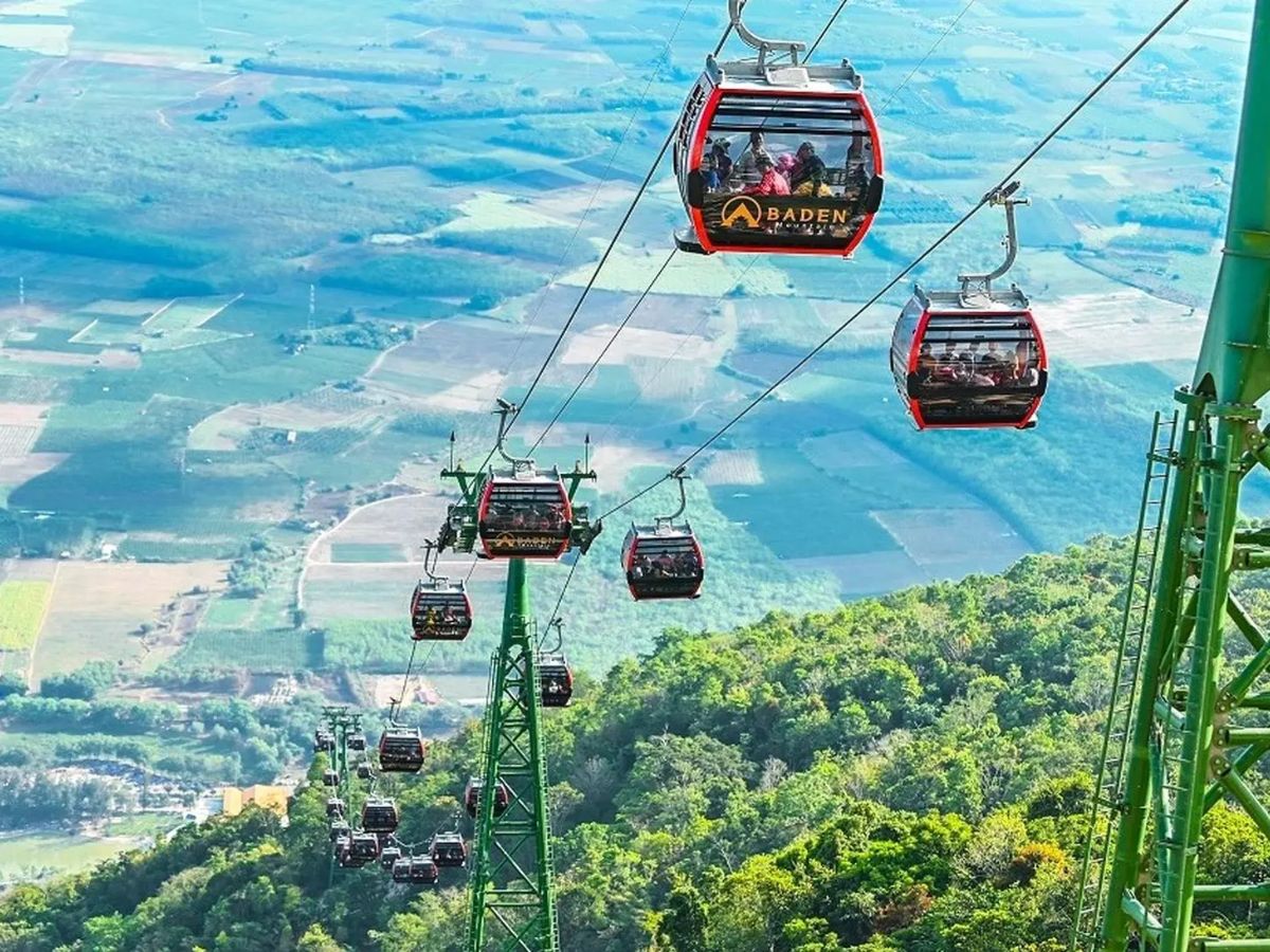 Cáp treo Bà Đen là lựa chọn di chuyển phổ biến của du khách khi muốn hành hương lên đỉnh núi.