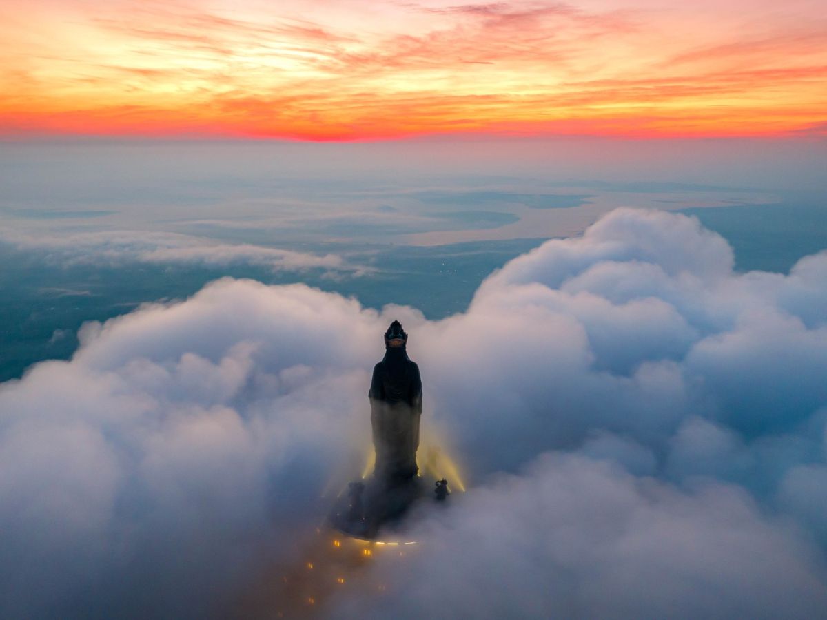 Du khách tham quan núi Bà Đen và săn mây vờn quanh đỉnh núi vào mùa khô.
