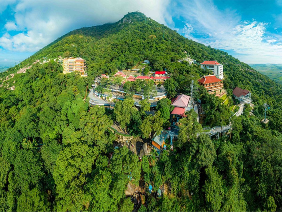 Núi Bà Đen mang đến nhiều trải nghiệm hấp dẫn kết hợp giữa truyền thống và hiện đại.