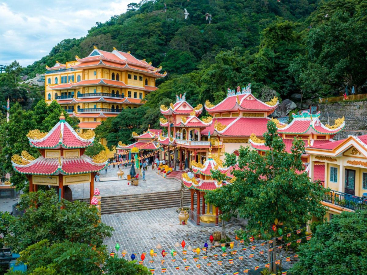 Khu vực chùa ở lưng chừng núi Bà Đen là điểm hành hương nổi tiếng.