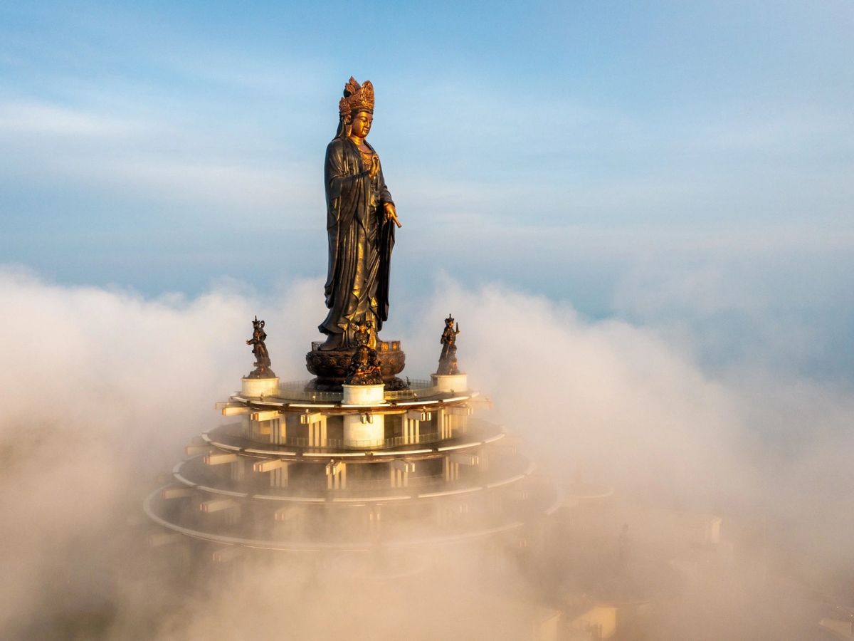 Săn mây buổi sáng kết hợp tham quan được nhiều du khách lựa chọn khi đến núi Bà Đen.