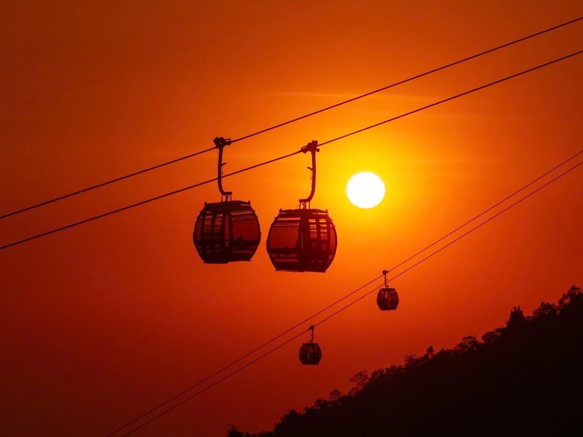 Ngắm hoàng hôn trên đỉnh Bà Đen hoặc trên cáp treo là một trải nghiệm thú vị.