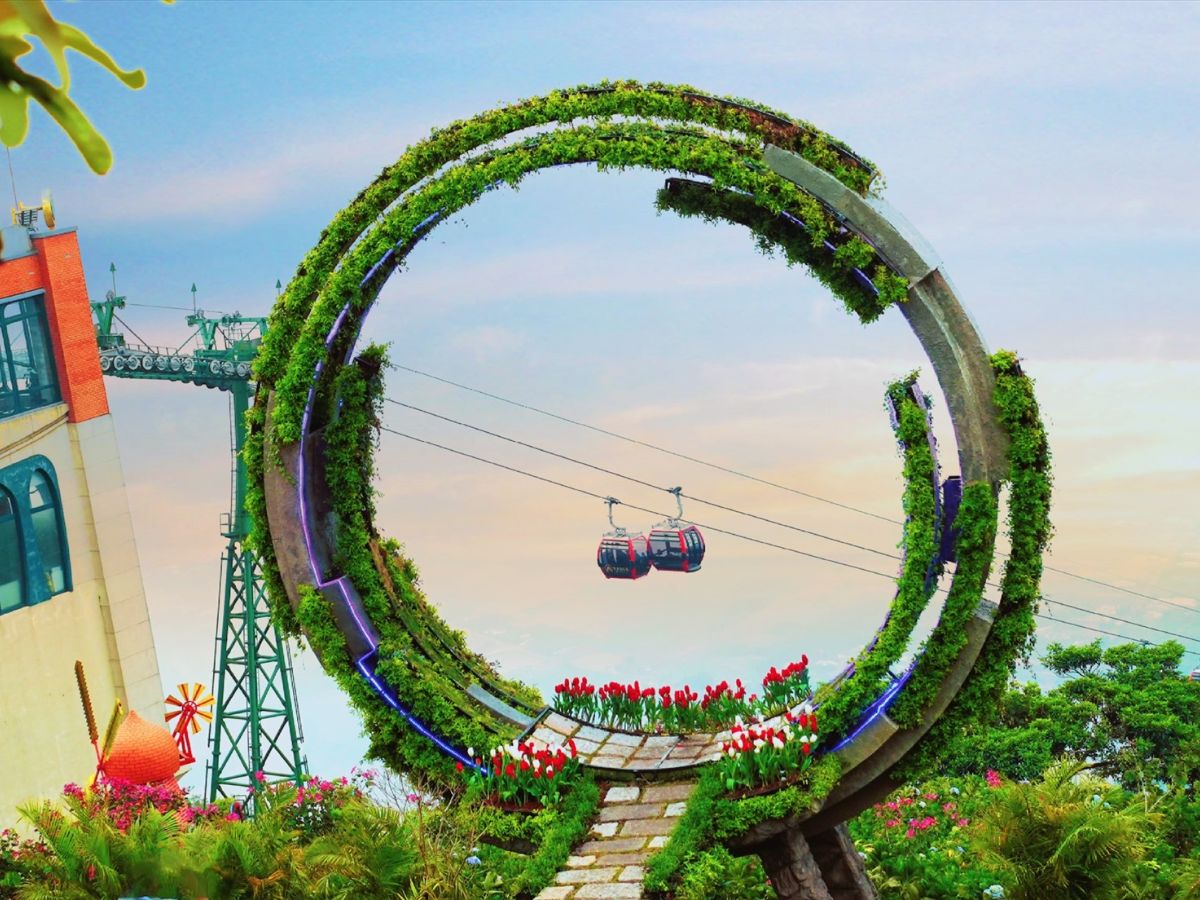 Chi phí tham quan bao gồm chi phí cho cáp treo lên đỉnh hoặc các dịch vụ trên đỉnh núi.