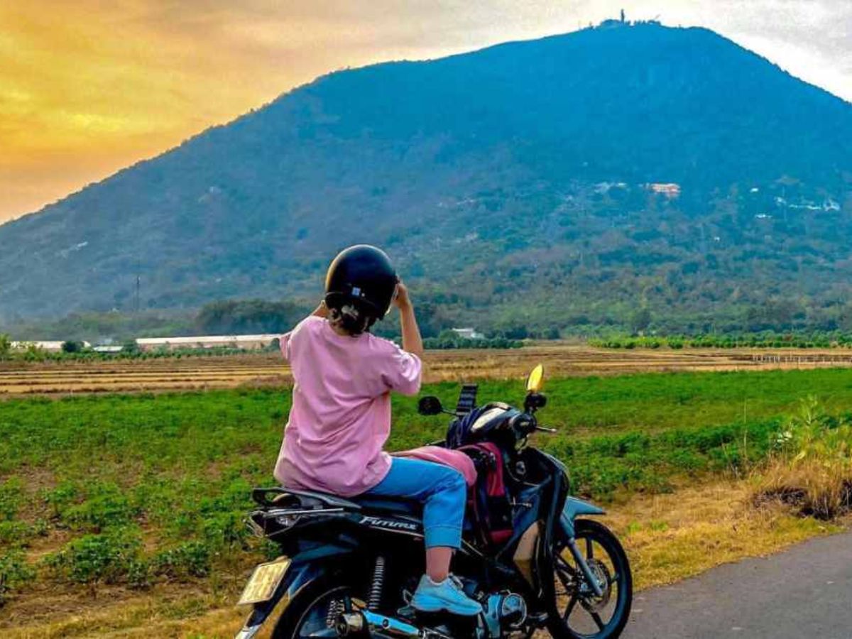 Ngày càng nhiều du khách yêu thích khám phá chọn đến Bà Đen bằng xe máy