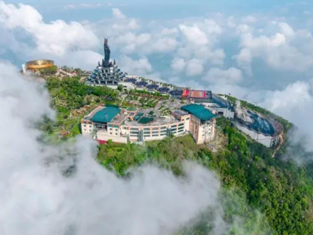 Du khách chọn vé đi Bà Đen tùy theo nhu cầu tham quan hay hành hương.