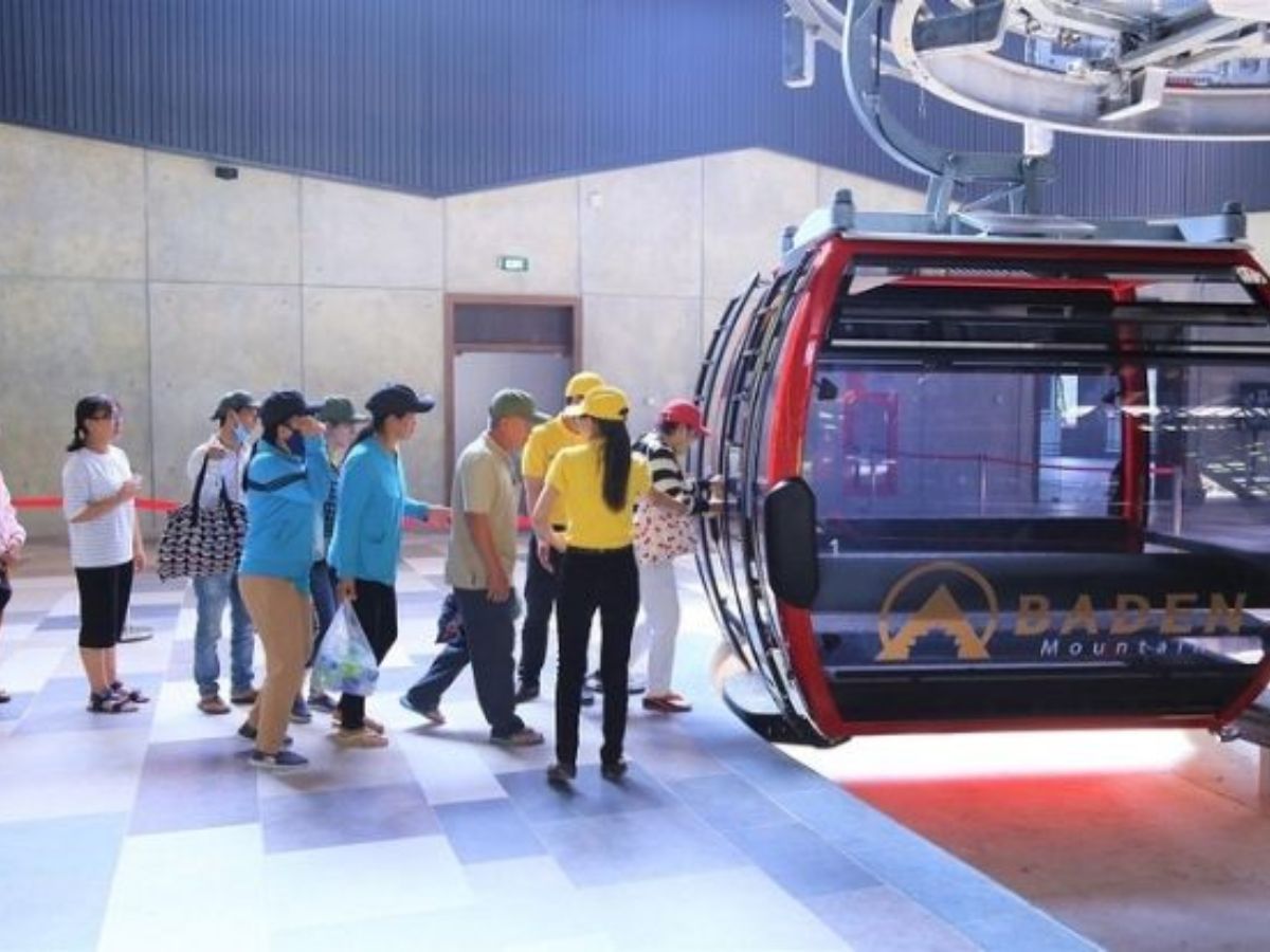 Du khách cân nhắc đặt vé sớm để chọn loại vé phù hợp.