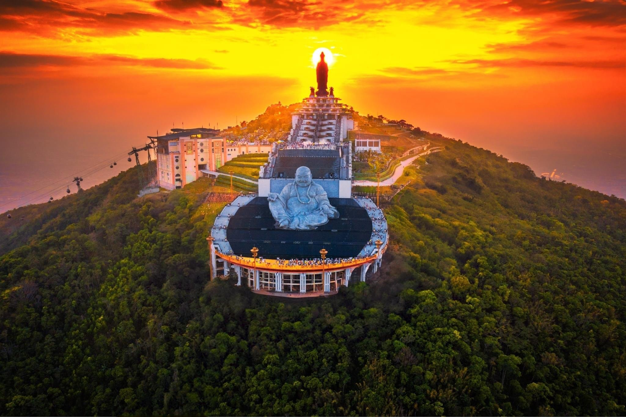 Quần thể tâm linh kỳ vĩ trên đỉnh núi gây ấn tượng với nhiều du khách ghé thăm
