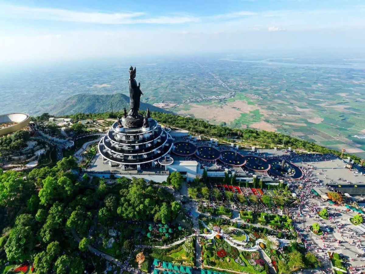 Núi Bà Đen cao 986m mở ra tầm nhìn rộng lớn và không khí trong lành